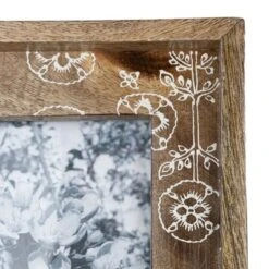 White Flower Print 4 X 6 Wood Photo Frame - Foreside Home & Garden -Decor Home Life Store GUEST c1eeda3a e83f 4ac0 8f21 656a97b1297a